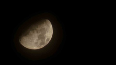 Elazığ'da gece gökyüzünü süsleyen yarım ay, kentte güzel görüntüler oluşturdu