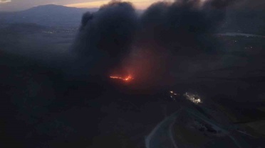 Elazığ'da lastik deposundaki yangın rüzgarla büyüdü, itfaiye ekipleri müdahale ediyor