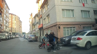 Eskişehir'de bisikletli çocuk ani dönüş yaptı, SUV sürücüsü frenle kazayı önledi