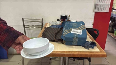 Lokantanın tabak siparişi yerine kullanılmış kot pantolon ve çanta teslim edildi
