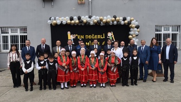 Giresun Espiye'de 4. sınıflar okula yeni başlayanlara çiçek dağıttı