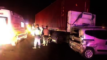 Gaziantep Nurdağı'nda kamyonetin yol açtığı zincirleme kazada 4 kişi yaralandı