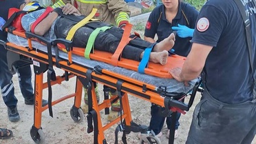 Hatay Altınözü'nde traktör devrildi, aracın altında kalan 3 kişi yaralandı.