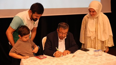 Hayati İnanç, 2. Vezirköprü Kitap Günleri'nde sohbet etti, kitaplarını imzaladı