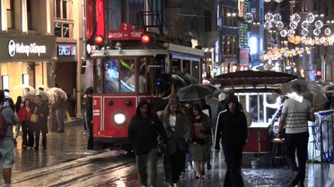 İstanbul'da sağanak caddeleri göle çevirdi, vatandaşlar metro ve tramvaya sığındı