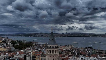 İstanbul'da yağmur öncesi koyu gri bulutlar dronla görüntülendi