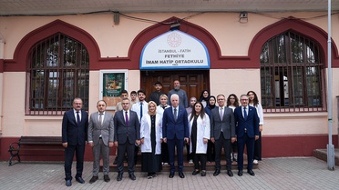 İstanbul Valisi Davut Gül, Fatih'teki Fethiye İmam Hatip Ortaokulu'nu ziyaret etti
