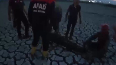 Kahramanmaraş'ta köprü altında mahsur kalan kişiyi AFAD ve itfaiye kurtardı