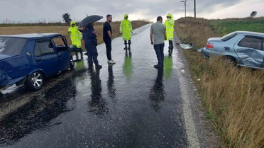 Kastamonu Devrekani'de kaygan yolda çarpışan iki otomobilin sürücüleri yaralandı