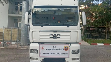 Jandarma Kırşehir'de şasesi değişmiş tırı yakaladı, 3 şüpheliye adli işlem başlatıldı