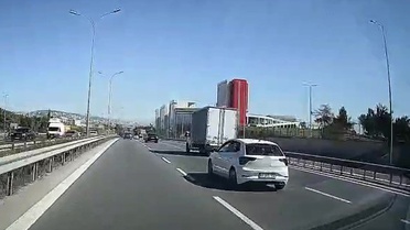 Kocaeli Çayırova'da kamyonet sürücüsü, araçların arasından tehlikeli geçiş yaptı