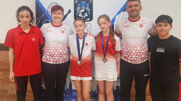 Badmintoncular Defne Demir ve Simay Koca Hırvatistan'da 2 bronz madalya kazandı
