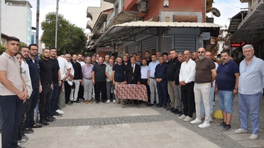Kuyumcuyu basan silahlı soyguncuyu çevre esnafı yakaladı! Salihli'de kepenkler indi