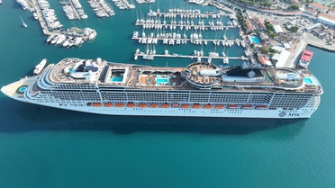 Marmaris'e yanaşan MSC Divina'daki 3 bin 893 turist ilçe merkezini gezdi