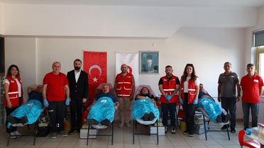 Mersin'de polis ekipleri Türk Kızılay için müdürlük binasında kan bağışladı