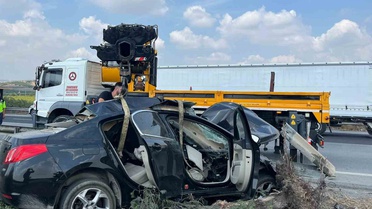 Mersin Tarsus'ta otomobil orta refüje çarptı, 1 kişi yaşamını yitirdi