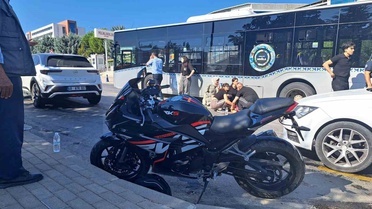 Muğla Menteşe'de motosiklet hastane durağı yanında yayaya çarpıp 1 kişiyi yaraladı