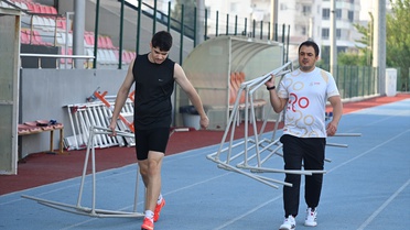 17 yaşındaki otizmli sporcu Özgür Salih Köse, 200 ve 400 metrede Türkiye rekoru kırdı