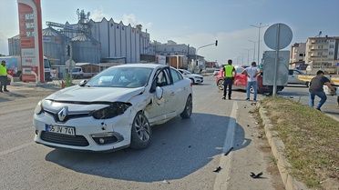 Samsun Bafra'da Pakun kavşağında iki araç çarpıştı, 3 kişi yaralandı