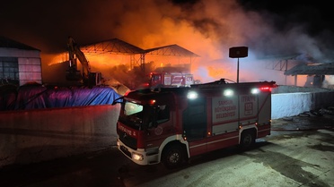 Samsun Bafra'da yaklaşık 5 bin balyalık saman depoları yangınına müdahale sürüyor