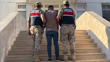 Jandarma, Şanlıurfa Akçakale'de 13 yıl 1 ay 15 gün cezalı dolandırıcı şahısı yakaladı