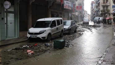 Sinop'ta etkili sağanak Ayancık'ta trafiği aksattı, yollarda su birikintisi oluştu