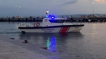 Sinop kıyılarında Sahil Güvenlik botu gezi teknelerini yanaşmadan uzaktan denetledi