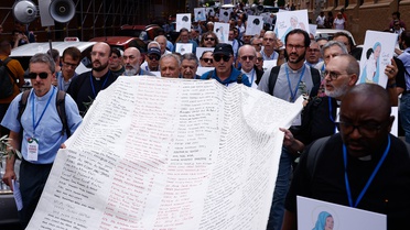 Soykırıma Karşı Rahipler, Roma'da 300 çocuk için temsili kefen taşıdı