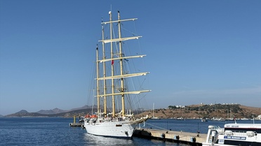 Star Flyer'la Bodrum'a gelen 152 turist, ilçedeki tarihi ve turistik yerleri gezdi