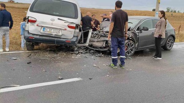 Tekirdağ Ergene'de panelvan ve otomobilin çarpışmasıyla 2'si çocuk 6 kişi yaralandı