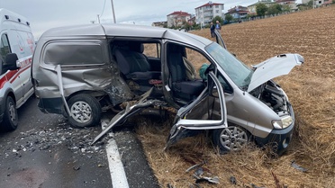 Tekirdağ Kapaklı Velimeşe'de minibüs otomobille çarpıştı, 2'si çocuk 6 kişi yaralandı