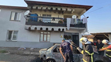 Tokat Niksar'da park halindeki otomobil yanınca alevler binanın balkonuna sıçradı