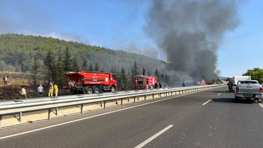 Uşak Banaz'da alev alan alkollü içki yüklü tırdan yaralı sürücü hastaneye kaldırıldı