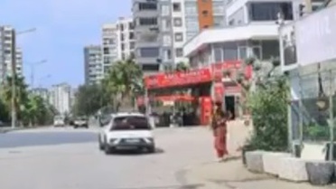El frenini unutan sürücünün otomobili, Adana Seyhan'da kadını ezmeden araca çarptı