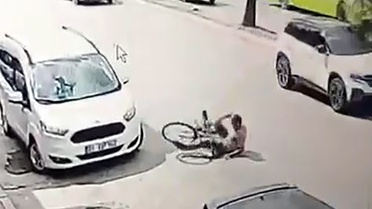 Yüreğir'de bisikletliyi yere seren kaza kamerada! Otobüs şoförü hiç durmadı