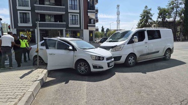 Adıyaman'da kavşakta otomobil ile hafif ticari araç çarpıştı, 1 kişi yaralandı