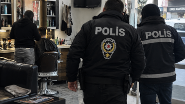Afyonkarahisar'da 20 yıl 13 gün hapsi olan hükümlü kuaförde tıraş olurken yakalandı