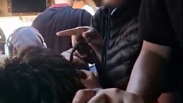 Aksaray'da servis minibüsü öğrencileri ayakta ve kucakta taşıyor