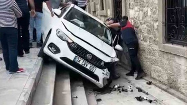 Amasra'da müzenin merdivenlerinden düşen otomobilde sıkışan kadın kurtarıldı