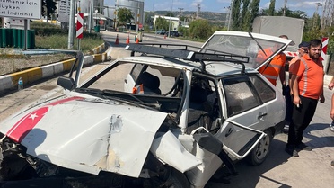 Amasya'da kontrolden çıkan otomobil levhalara ve bordürlere çarptı, 2 kişi yaralandı.