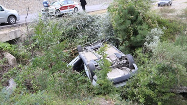 Amasya Taşova'da kontrolden çıkan otomobil menfeze düşünce 1 kişi yaralandı