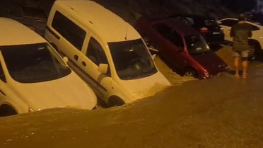 Ankara'da sağanak hayatı olumsuz etkiledi: Keçiören'de çöken yol araçları yuttu