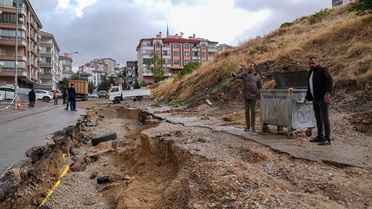 Ankara Keçiören'de sağanakta çöken Gülgün Sokak'ta Büyükşehir ekipleri onarım yapıyor