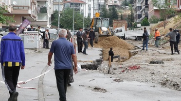 Ankara Keçiören'de selde çöken yoldaki çukura düşen 20 otomobil itfaiyeyle kurtarıldı
