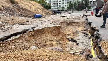 Ankara Keçiören'de selde oluşan çukura saplanan yaklaşık 15 otomobil ağır hasar gördü