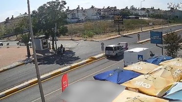 Antalya Serik'te hafif ticari araç, 3 tekerlekli motosikletle çarpıştı; 1 kişi yaralandı