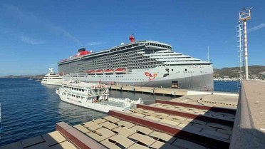 277 metrelik Scarlet Lady, 2 bin 637 yolcuyla Muğla Bodrum'a demirledi