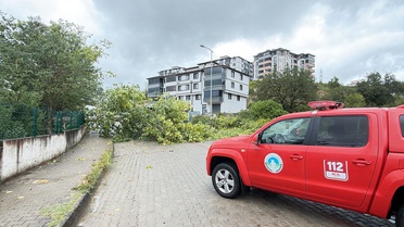 Bartın'da rüzgar ve sağanak elektrik kesintisi yaşattı, 10'dan fazla kişi kurtarıldı