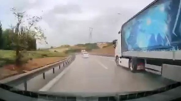 Bursa'da yağışa aldırmadan hız kesmeyen sürücünün aracı bariyerlere çarptı