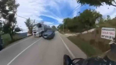 Bursa Osmangazi'de tırı sollayan otomobil motosikletle kafa kafaya gelmekten kurtuldu